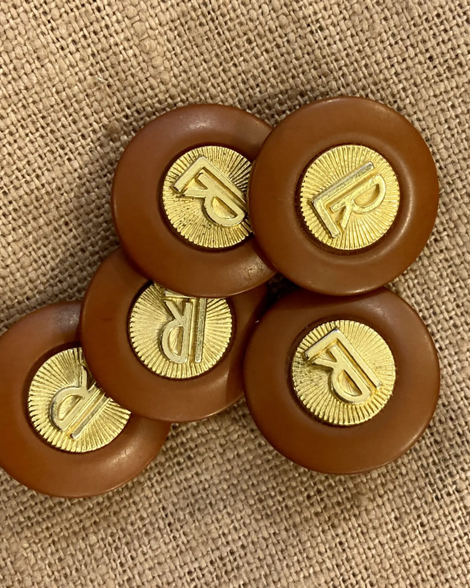 Alternative view of Lot Boutons Vintages - Marrons et monogrammes dorés 23mm