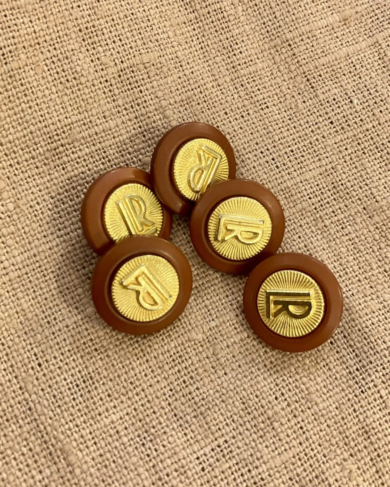 boutons vintages marrons et monogrammes dorés 18mm