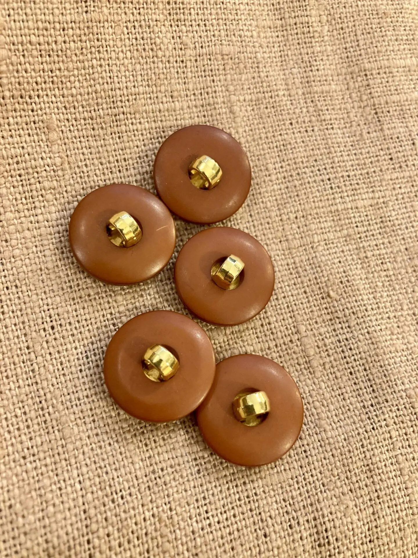 Alternative view of Lot Boutons Vintages - Marrons et monogrammes dorés 18mm