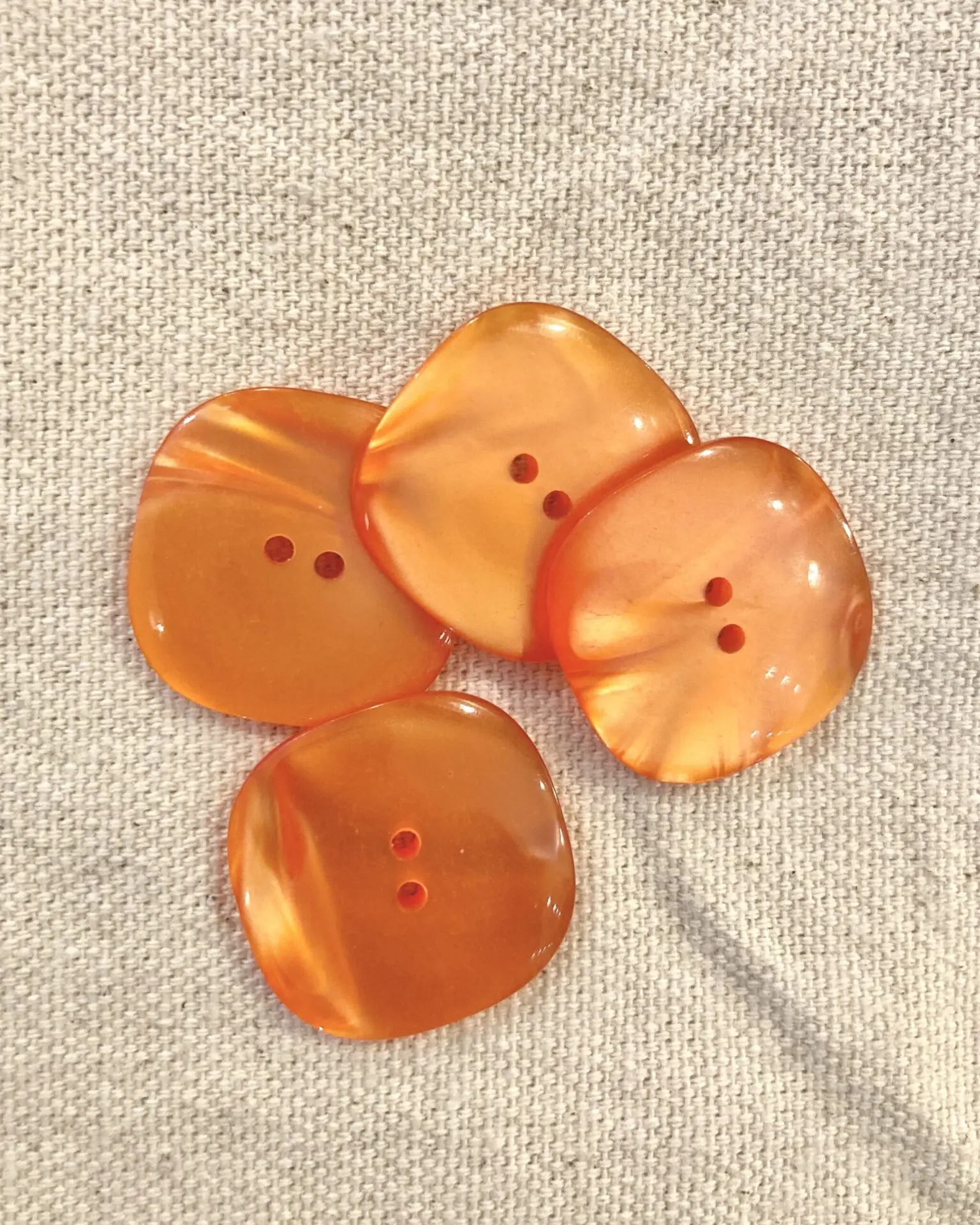 Alternative view of Lot Boutons Vintages - Oranges carrés reflets nacrés