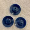 boutons vintages à relief bleu de prusse