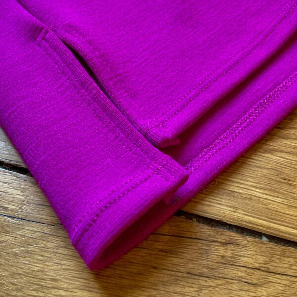 détail de fente sur le sweat hedy