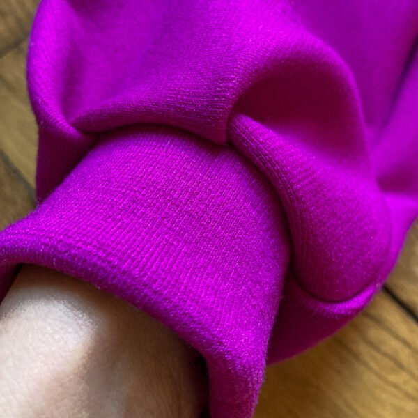 détail du poignet de manche sur le sweat hedy