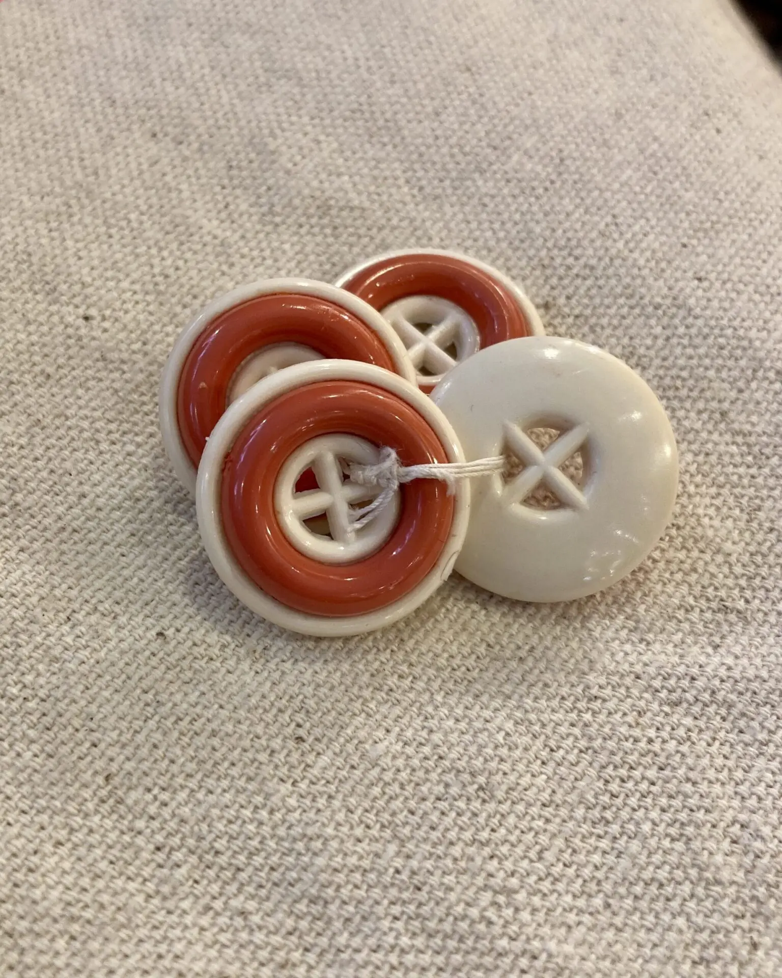 Alternative view of Lot Boutons Vintages - Corail et crème