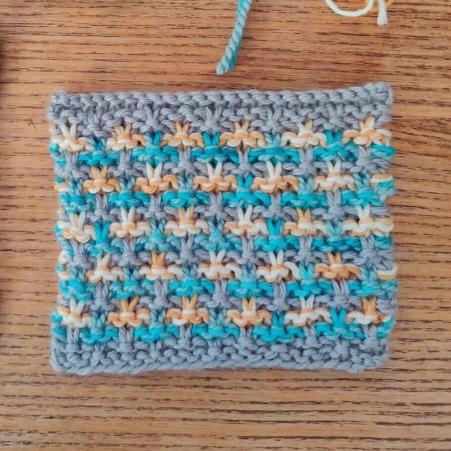 échantillon bleu, jaune et gris de tricot en jacquard
